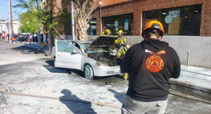 Se incendia vehículo en estacionamiento de tieenda en Nuevo Repueblo; evacúan a 60 personas