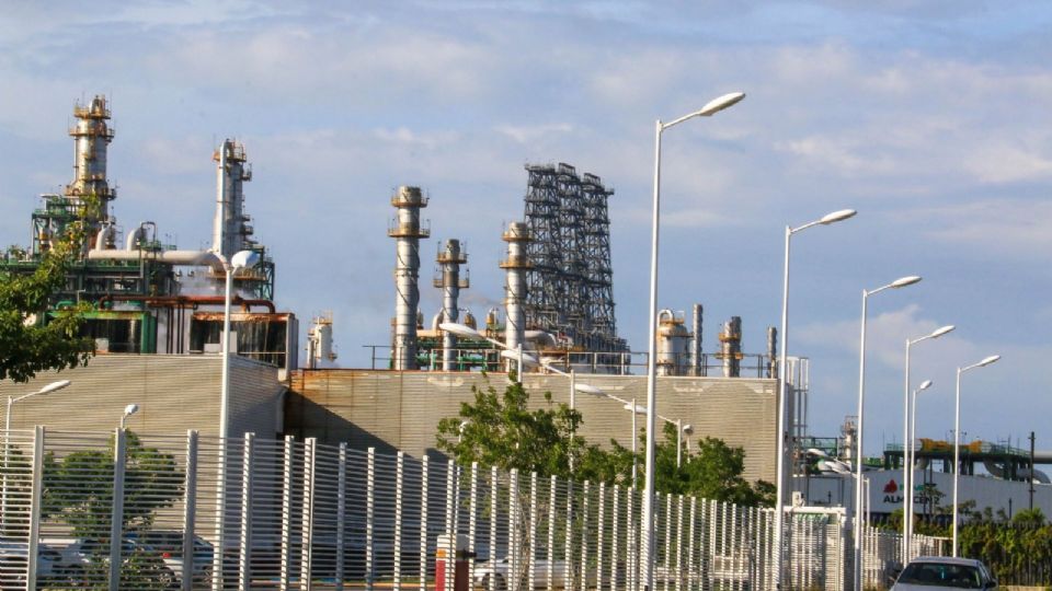Peritos de la Agencia de Investigación Criminal realizan la inspección ocular en la zona afectada de la refinería Olmeca.