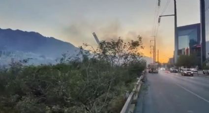 Incendio en el Río Santa Catarina moviliza a cuerpos de auxilio en Monterrey