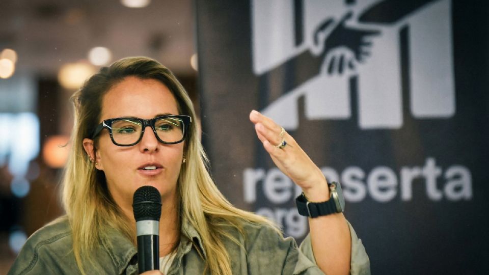 Saskia Niño de Rivera durante una charla sobre reinserción social y la importancia de la empatía en los procesos de justicia.