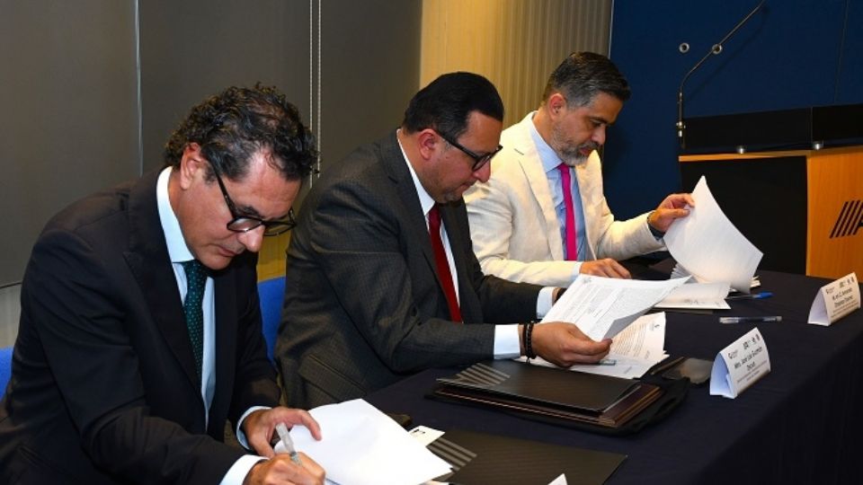 Representantes de Aeropuertos y Servicios Auxiliares durante la formalización de la renovación de su comité.