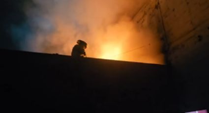 Se incendia bodega abandonada en San Nicolás; material acumulado por indigente habría causado el fuego