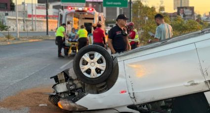 Auto termina volcado en Avenida Antonio L. Rodríguez y deja a cinco lesionados