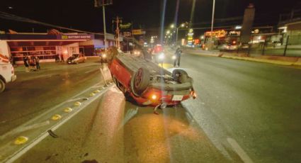 Volcadura en Garza Sada deja daños y moviliza a cuerpos de emergencia en Monterrey