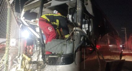 Un muerto y 20 lesionados deja choque de autobus en la Carretera a Laredo en Apodaca