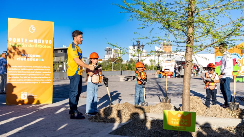Autoridades estatales plantaron el árbol número un millón durante el evento realizado en la Explanada de los Héroes en Monterrey.