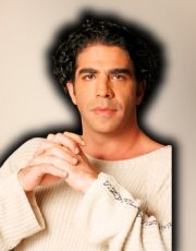 Foto descriptiva de: ¿Quién es el hijo de Jorge Kahwagi Gastine? La vida entre guantes y curules