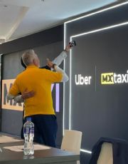 Foto descriptiva de: Uber y Taxi Mx firman alianza para fortalecimiento del servicio en vísperas del Mundial 2026