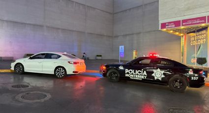 Caen dos jóvenes armados en estacionamiento de plaza comercial, al poniente de Monterrey