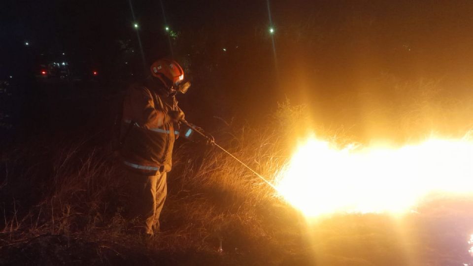 Brigadas de auxilio trabajan para sofocar un incendio que ha consumido varias hectáreas de pastizal en Apodaca.