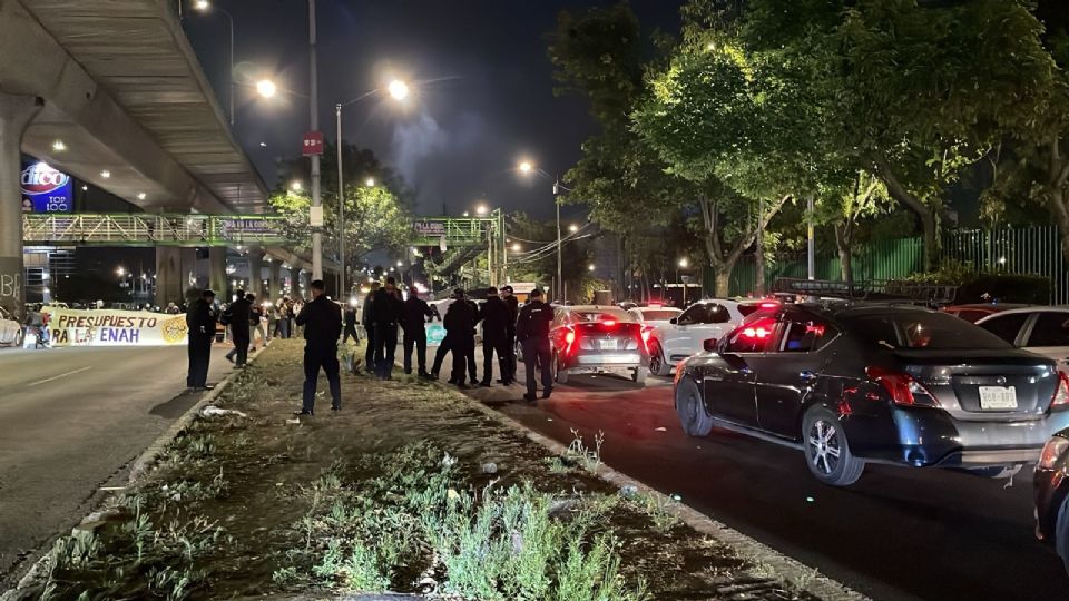 Automovilistas atrapados en el tránsito mientras la policía capitalina desvía la circulación al sur de la ciudad para mitigar afectaciones.