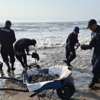 Gobierno intensifica acciones integrales por presencia de hidrocarburos en costas del Golfo