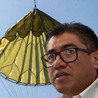 Saúl Monreal se vuelve viral: 'Vuela' en paracaídas durante la Expomar en el Senado