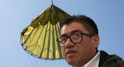 Saúl Monreal se vuelve viral: 'Vuela' en paracaídas durante la Expomar en el Senado