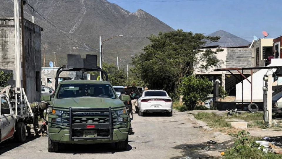 Autoridades acordonaron la vivienda donde una mujer fue asesinada a balazos en la colonia Valle de Lincoln, en García.