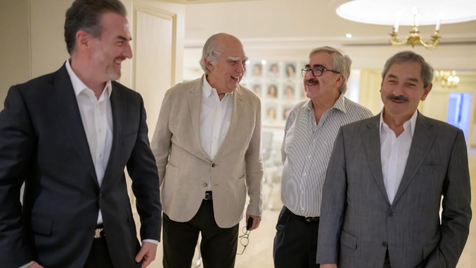 El alcalde de Monterrey sostuvo un encuentro privado con exgobernadores para dialogar sobre el presente y futuro político de Nuevo León.