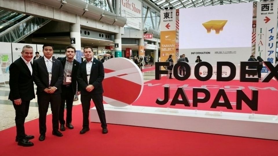 Representantes del gobierno estatal y empresarios de Aguascalientes durante la exhibición de sus productos en el pabellón mexicano.