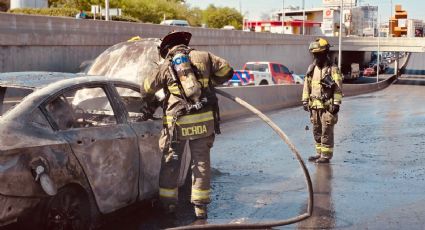 Incendio consume automóvil en Garza Sada; moviliza a cuerpos de emergencia en Monterrey