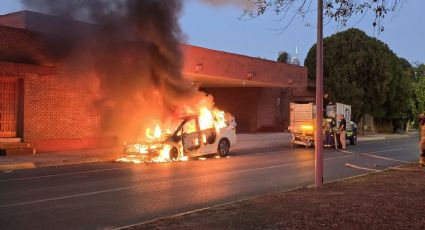 Incendio consume camioneta en Fuentes del Valle de San Pedro; no hay lesionados