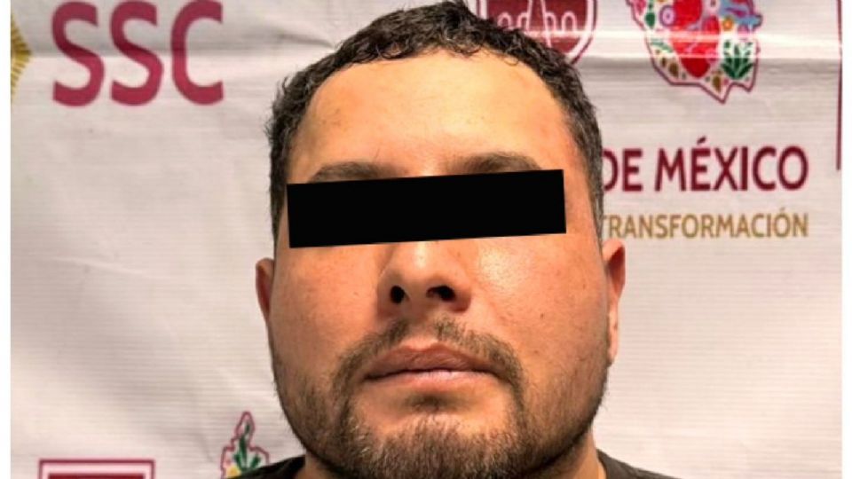 El vehículo gris sin placas fue interceptado tras intentar evadir a la autoridad.