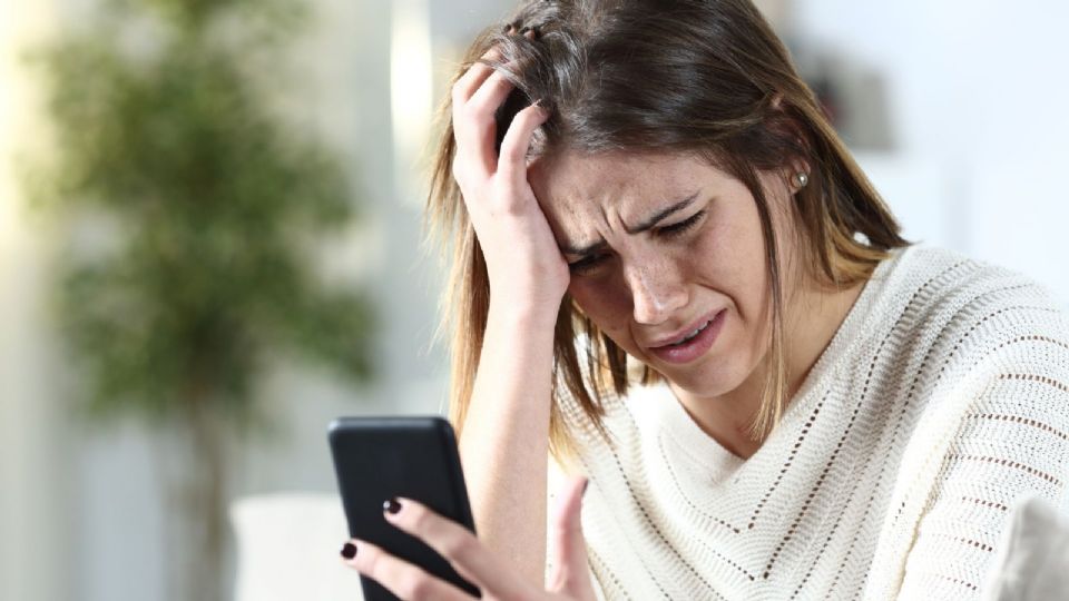 Para muchos, revisar las fotos de un ex o conocer a alguien a través de sus redes parece inofensivo.