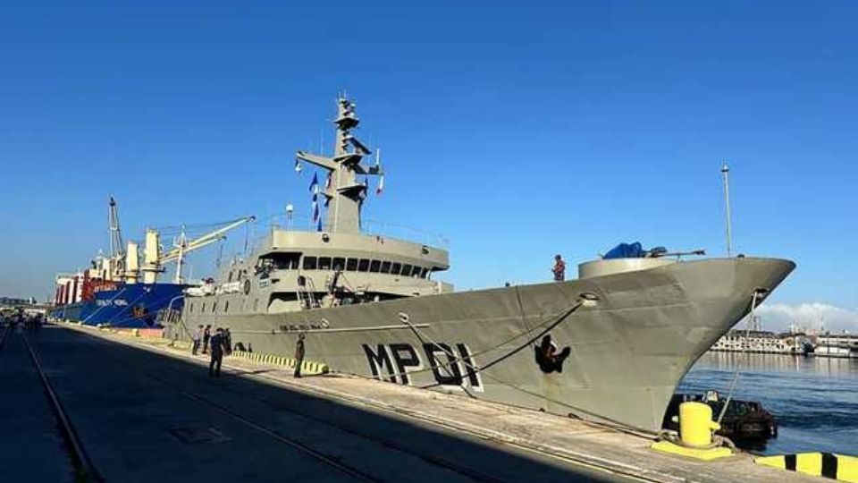 El buque de apoyo logístico Huasteco zarpó del puerto de Veracruz.