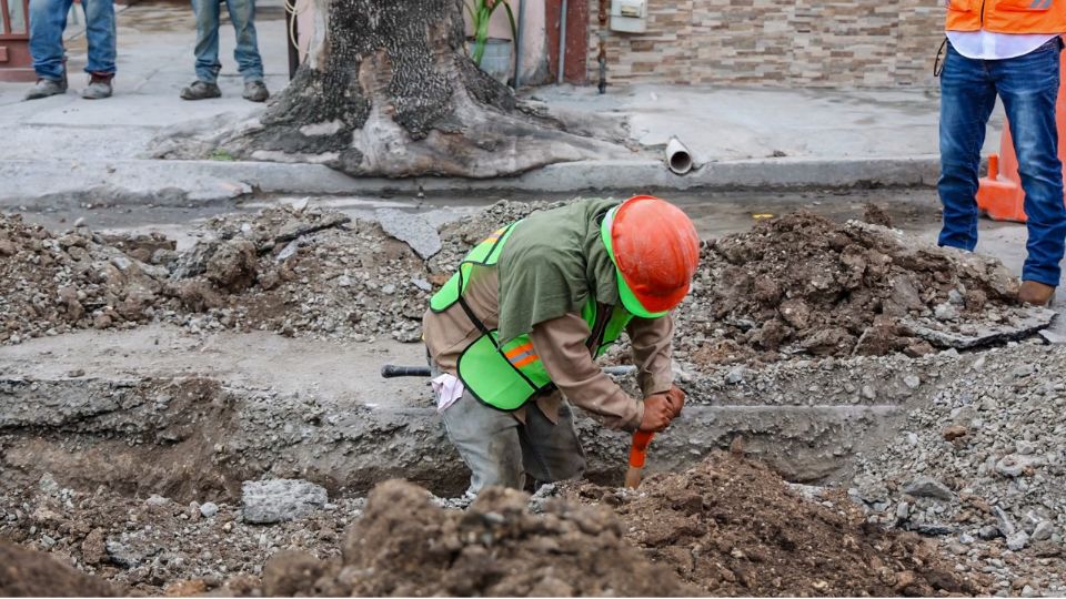 Agua y Drenaje supervisa las obras de drenaje sanitario en Guadalupe y Cadereyta para mejorar infraestructura hídrica.