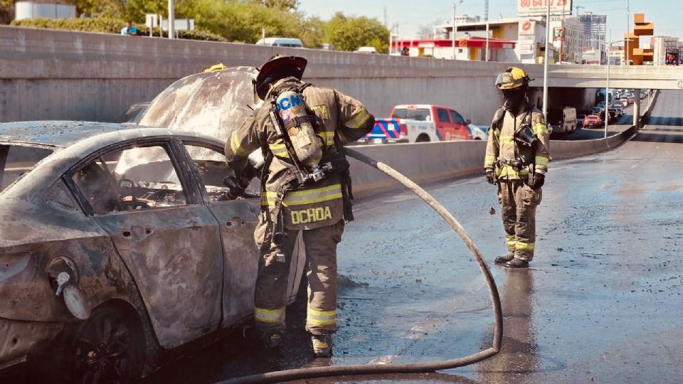 El vehículo quedó completamente calcinado tras el incendio registrado en la avenida Eugenio Garza Sada.