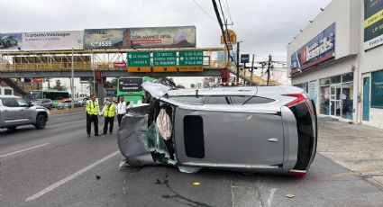 Auto choca contra poste y vuelca en Lázaro Cárdenas; conductor resulta lesionado en Monterrey