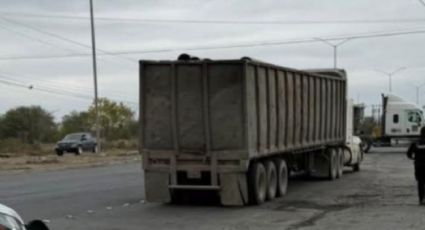 Hombre muere atropellado por tráiler en la carretera Monterrey-Colombia en Salinas Victoria