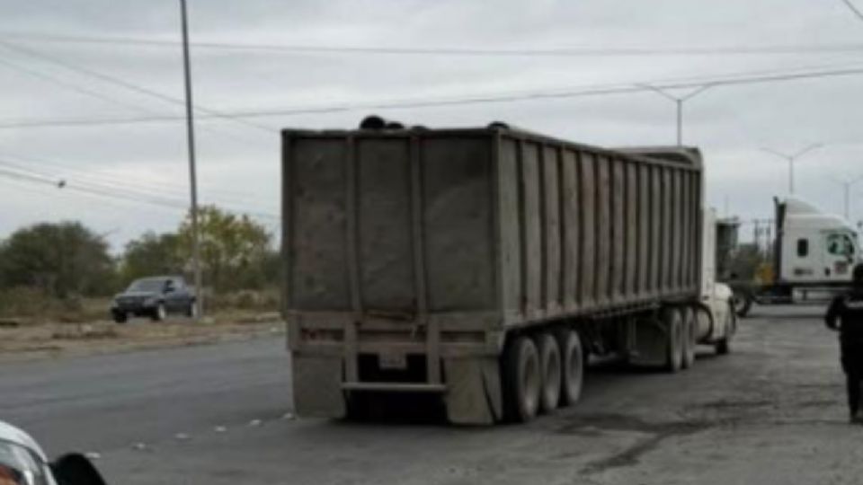 El accidente ocurrió en la carretera Monterrey-Colombia, donde el peatón murió tras ser embestido por un tráiler.