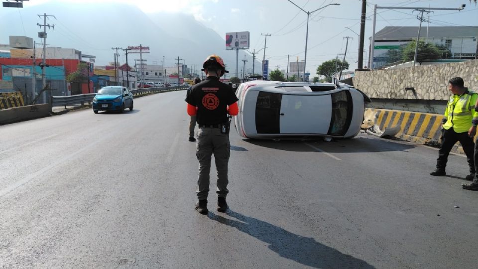 El automóvil quedó de lado tras impactarse contra un muro.
