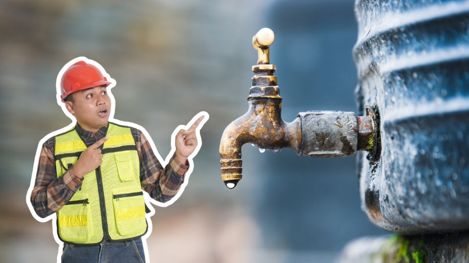 Personal de Agua y Drenaje realiza reparaciones en tuberías que dejaron sin servicio a varias colonias este domingo en Nuevo León.