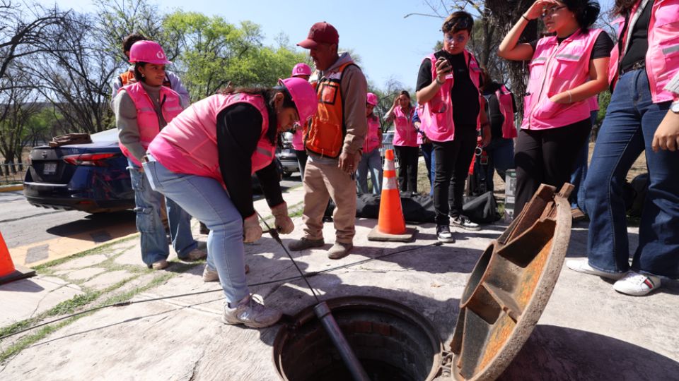Mujeres participan en capacitaciones técnicas del programa “Cascos Rosas” de Agua y Drenaje de Monterrey, enfocadas en labores operativas del sector hídrico.