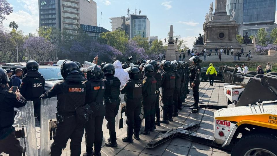 Taxis por aplicación bloquearon por varios minutos el Paseo de la Reforma.