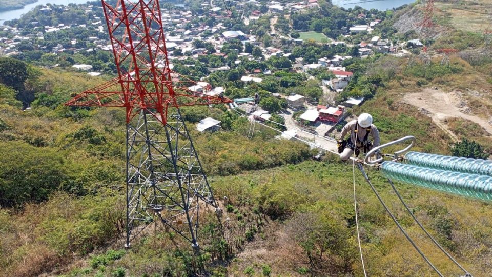La CFE lleva a cabo trabajos de modernización para mejorar la capacidad, calidad y seguridad operativa de la Red Nacional de Transmisión.