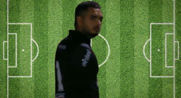 Arquero expulsado se fue a golpes con la tribuna rival; 'Me recordó la muerte de mi hermano'