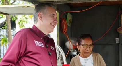 Waldo Fernández toca puertas en la colonia Roberto Espinoza y escucha reclamos por abandono oficial