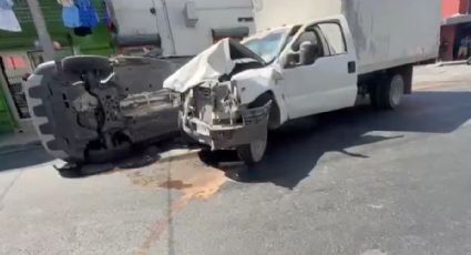 Volcadura en el centro de Monterrey deja cuatro lesionados