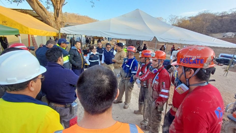 Continúan labores para rescatar a mineros en Sinaloa.