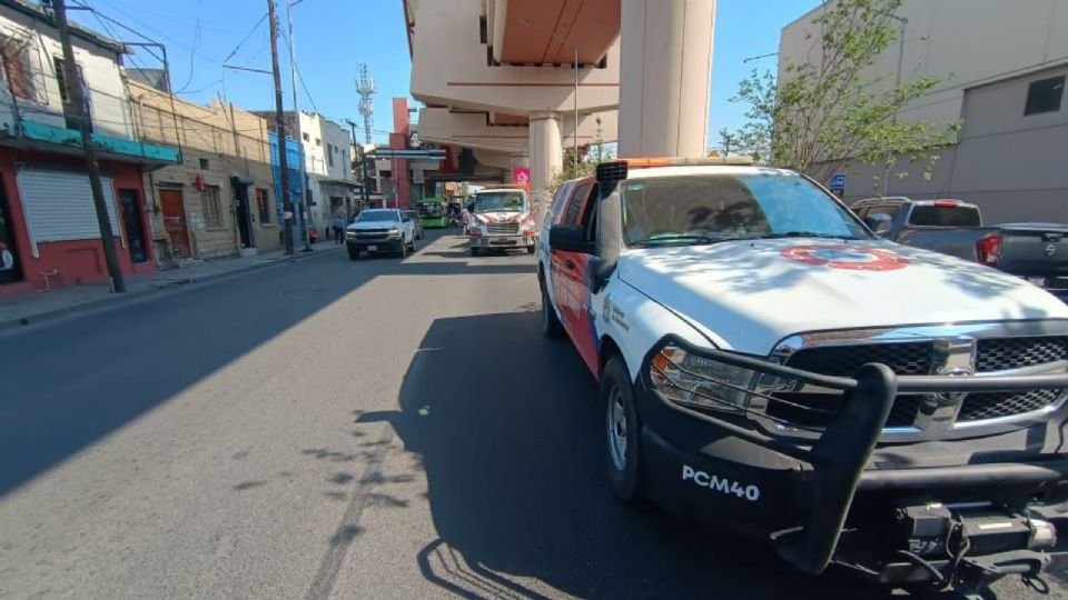 Elementos de emergencia acudieron al cruce de Félix Gómez y Adolfo Prieto tras un accidente vial que no dejó personas lesionadas.