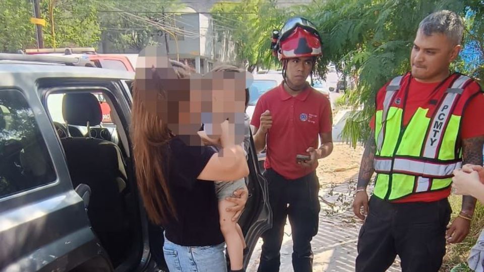Elementos de Protección Civil rescataron a un menor que quedó atrapado dentro de una camioneta en Monterrey.