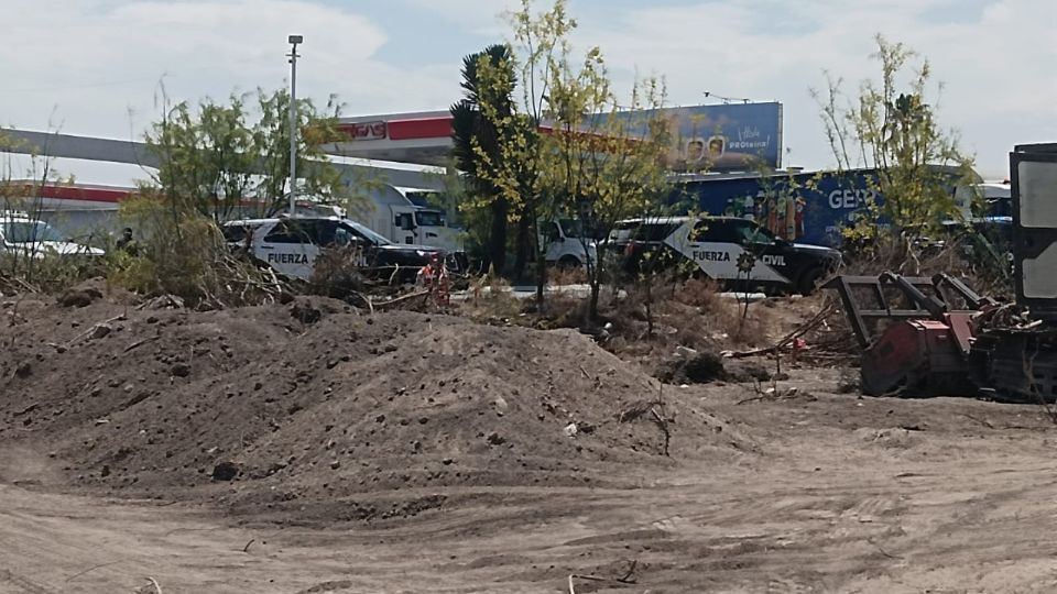 Autoridades acordonaron un lote baldío en Apodaca tras el hallazgo de restos óseos en la zona de avenida Miguel Alemán.