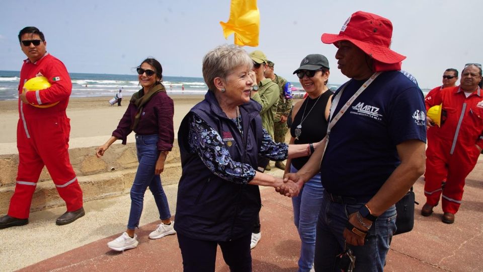 El trabajo conjunto de Pemex y la Marina continúa con labores preventivas en mar y lagunas.