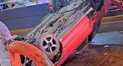 Choca Tsuru y vuelca en avenida Benito Juárez en Guadalupe