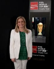 Foto descriptiva de: Chihuahua recibe el Trofeo de la Copa Mundial durante su gira internacional