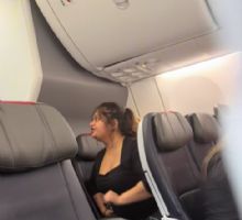 Vídeo | ´¡Me quiero bajar!´: una pasajera arma escándalo en un avión comercial y retrasa el viaje