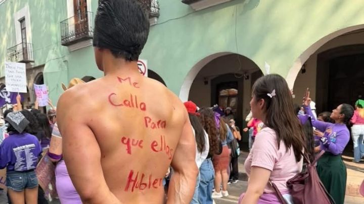 VIDEO | El incómodo momento en que colectivas descubren y corren a deudor alimentario durante el 8M