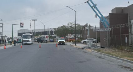 Transporte de personal choca contra poste; hay 10 lesionados en Parque Industrial Stiva de Apodaca