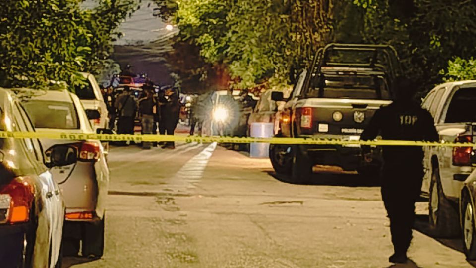 Elementos de distintas corporaciones desplegaron un operativo en Escobedo tras la fuga de un detenido que robó una patrulla y realizó disparos durante su huida.